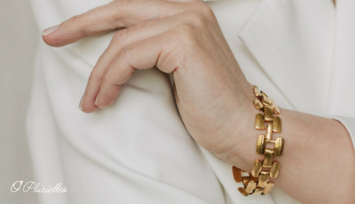 Page à propos praticienne bien-être : femme en veste blanche, bracelet doré