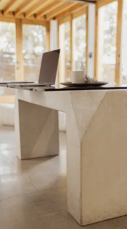 Ordinateur portable posé sur un bureau en pierre claire